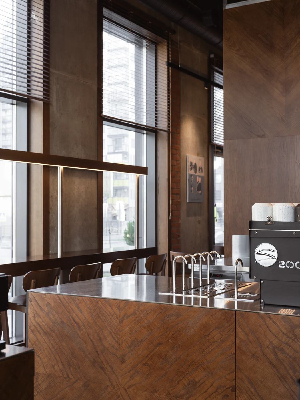 Skuratov coffee roasters (Kazan) — 바 상판. 스테인리스 테두리와 무늬목
