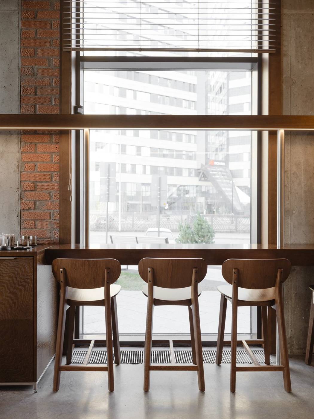 Skuratov coffee roasters (Kazan) — 창가 바 좌석. 혼자 오는 손님 자리
