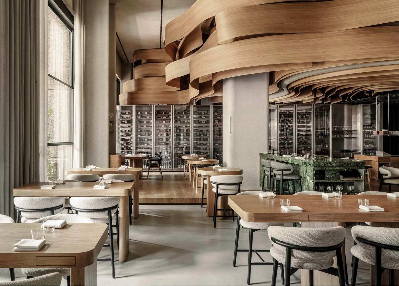 Birch restaurant (Dubai) — 낮은 테이블 구역. 기둥을 감싸고 도는 루버