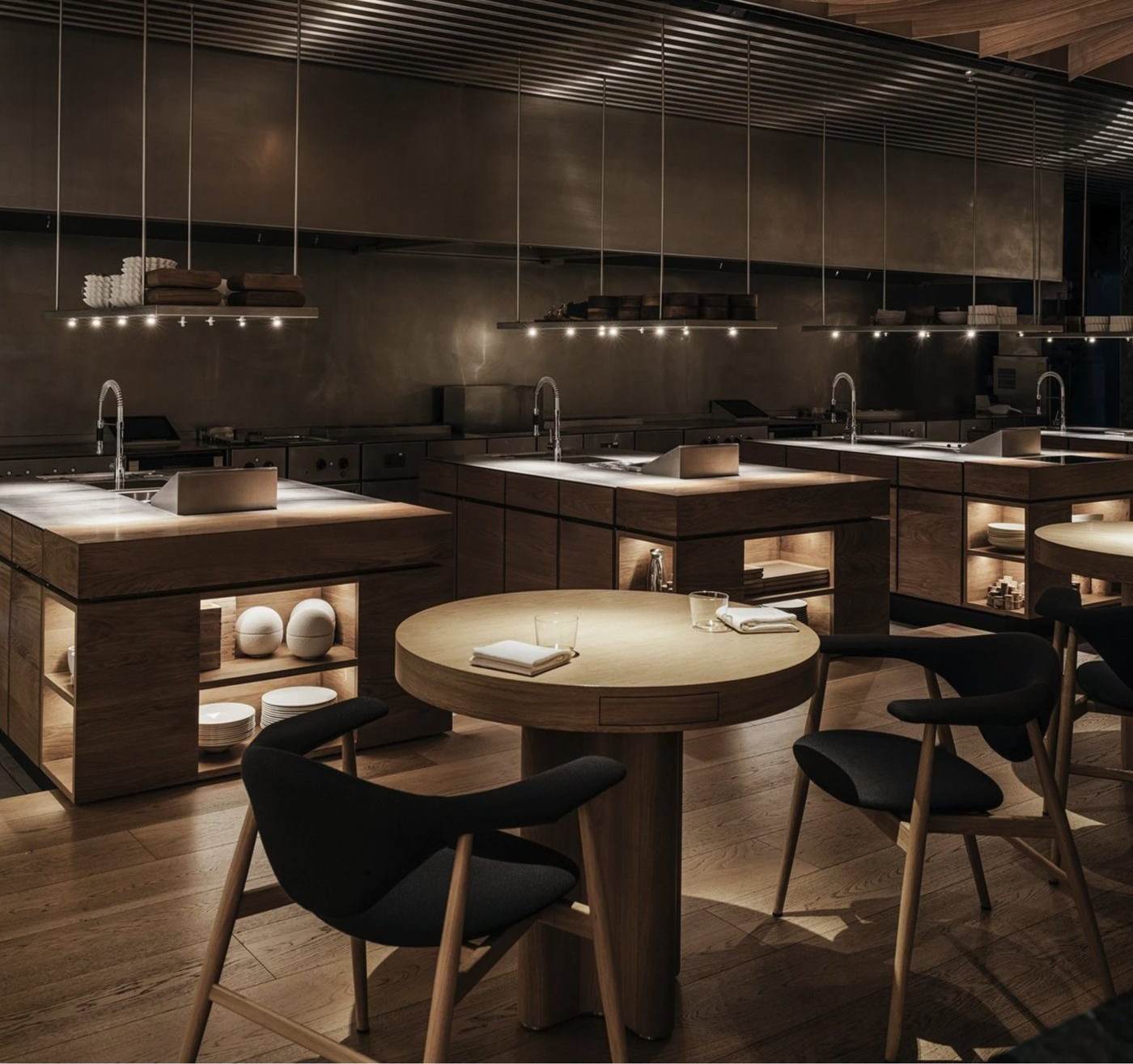 Birch restaurant (Dubai) — 실험 주방. 섬처럼 떨어진 조리대 사이에 손님 테이블