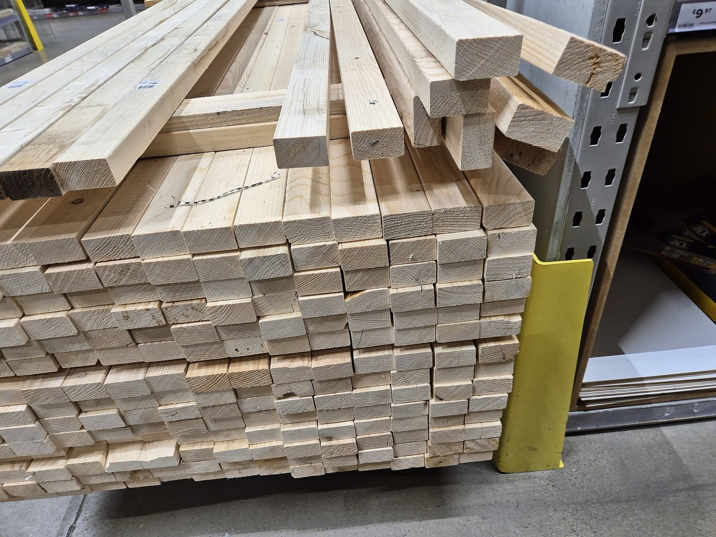 구조용 각재(2x4급). 국내 투바이(30×69)보다 굵다