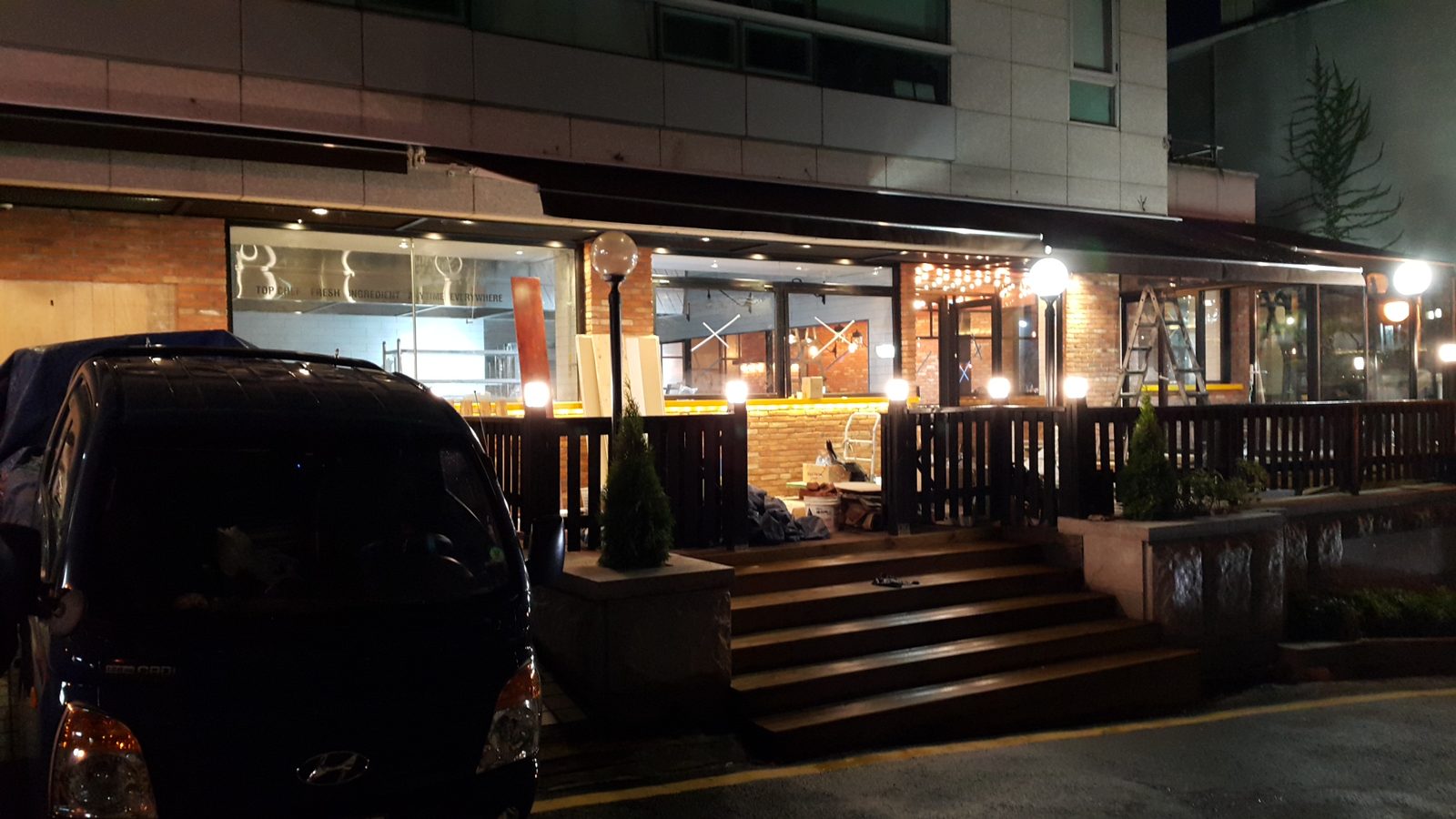 셰프런 논현점 데크 인테리어 · 논현동 인테리어 시공 — 테라스 난간과 매장