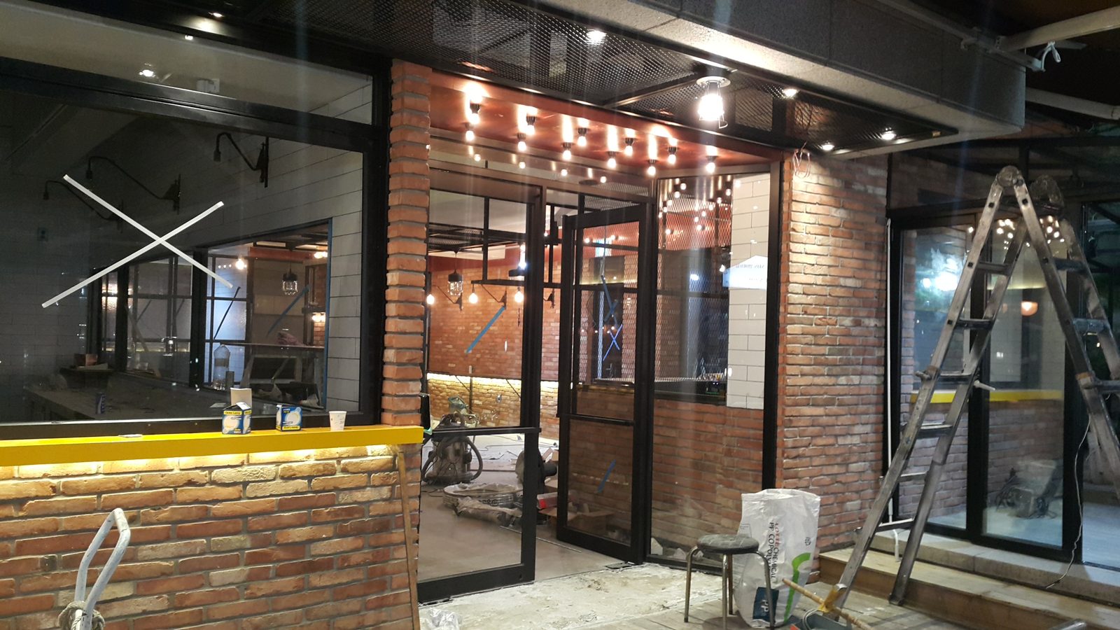 셰프런 논현점 에디슨전구 인테리어 · 음식점 인테리어 시공 — 에디슨 전구 입구