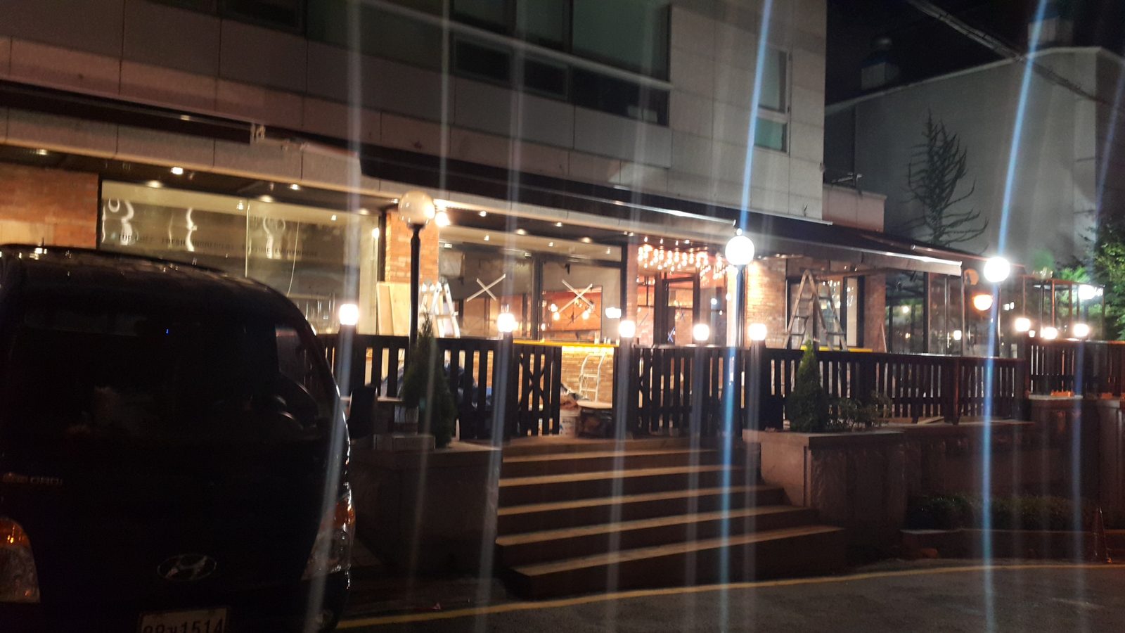 셰프런 논현점 데크 인테리어 · 레스토랑 인테리어 시공 — 목재 데크 계단 야간 외관