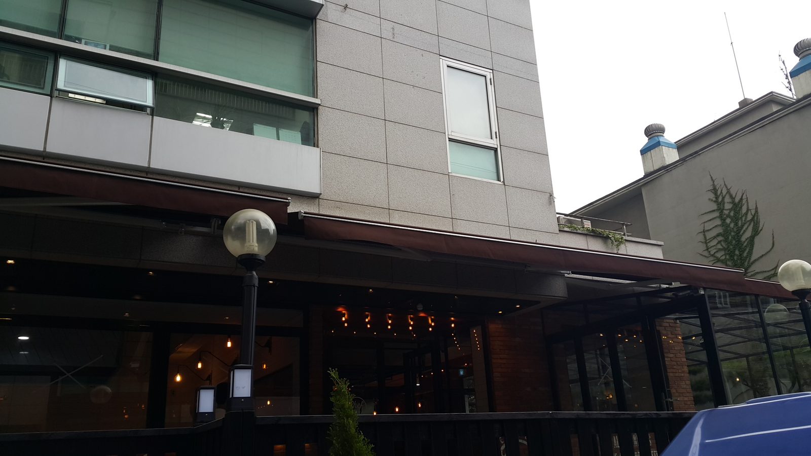 셰프런 논현점 데크 인테리어 · 음식점 인테리어 시공 — 건물 외관