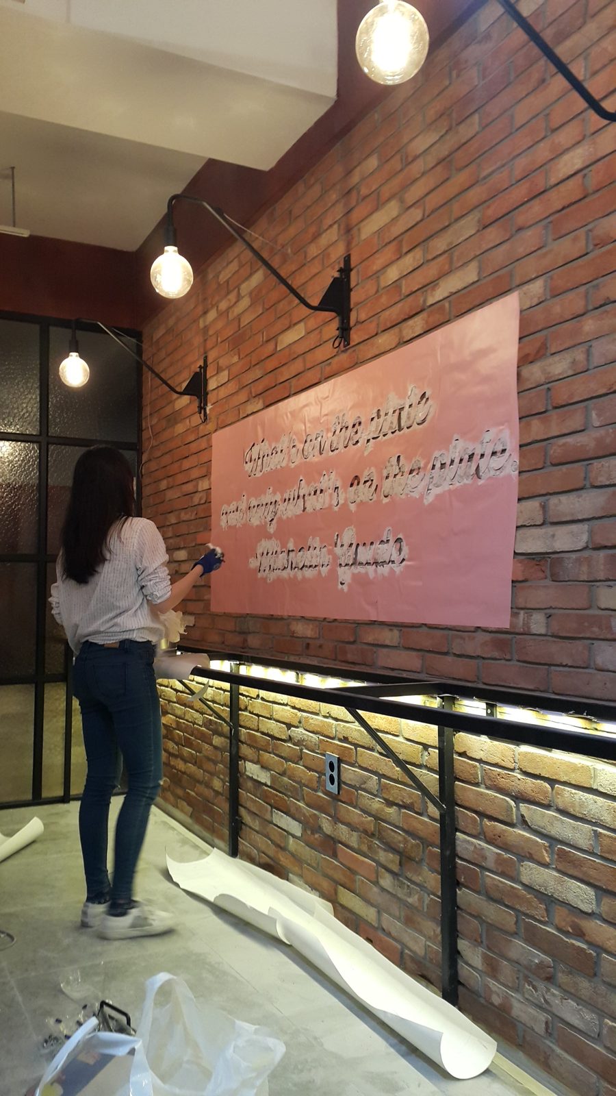 셰프런 논현점 간접조명 인테리어 · 논현동 인테리어 시공 — 간접조명 위 스텐실 문구