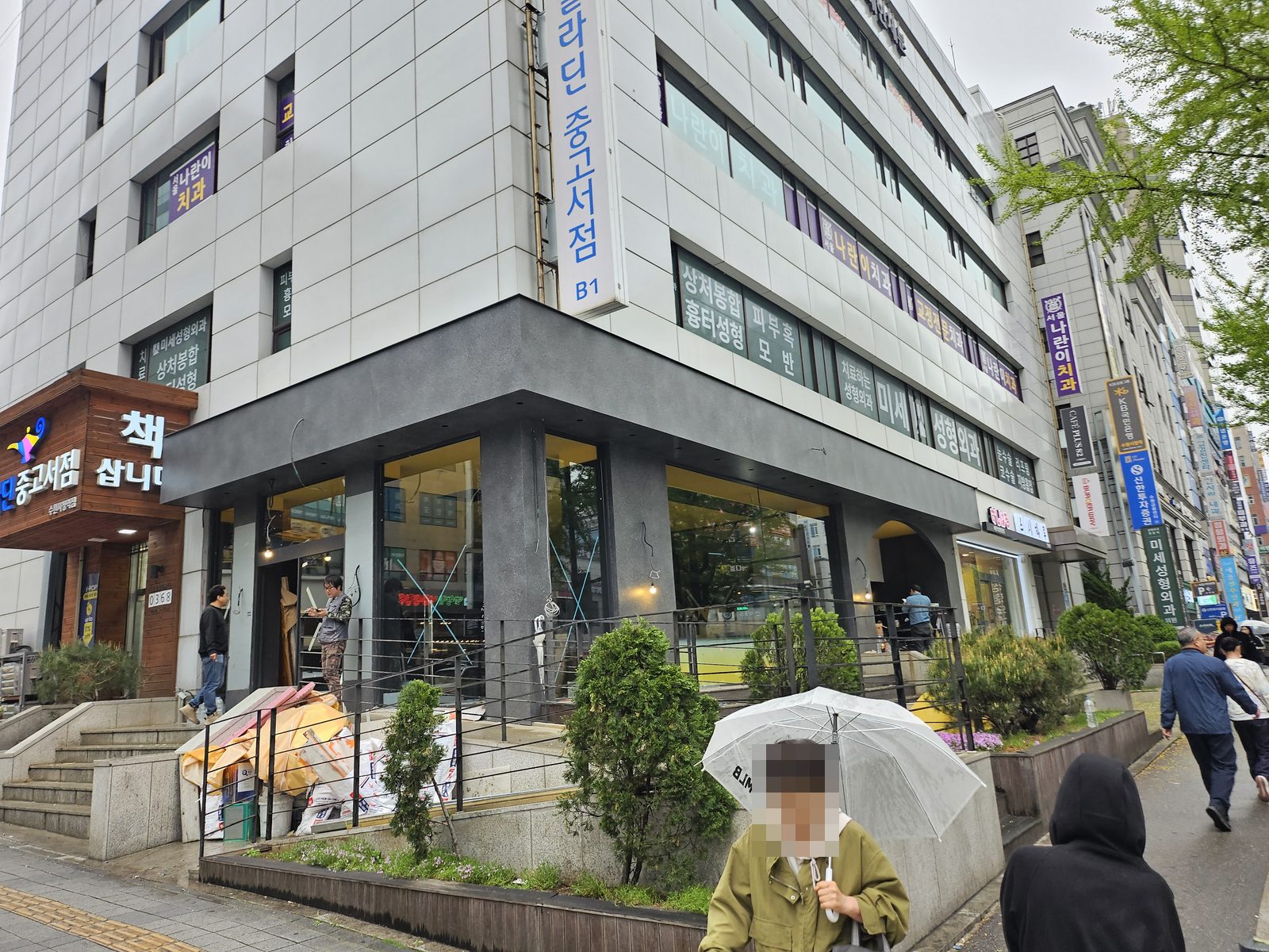컴포즈커피 수원 인계동 간판 디자인 · 파사드 디자인 · 프랜차이즈 카페 인테리어 시공 — 사인 설치 전 모퉁이 파사드
