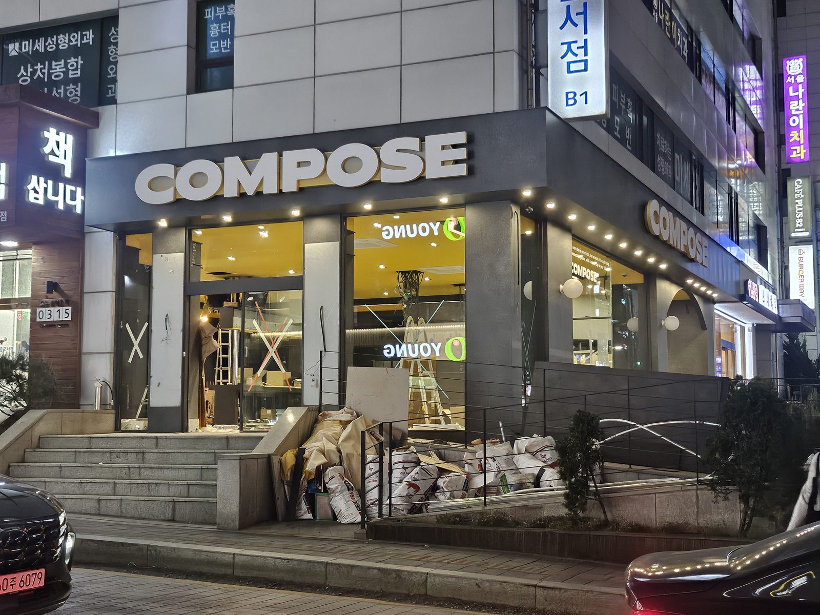 컴포즈커피 수원 인계동 파사드 디자인 · 프랜차이즈 카페 인테리어 시공 — 야간 파사드 조명