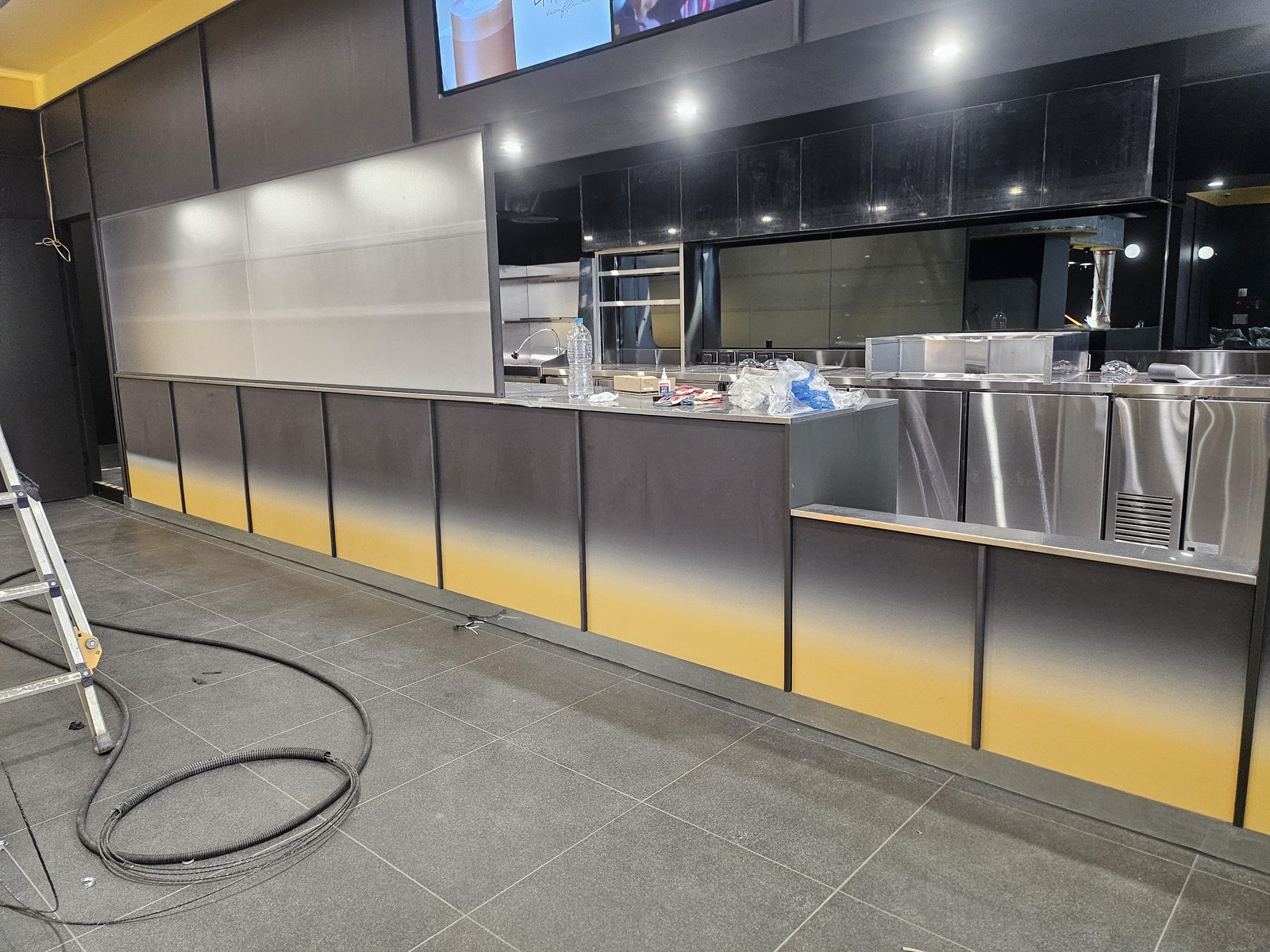컴포즈커피 수원 인계동 파사드 디자인 · 프랜차이즈 카페 인테리어 시공 — 주방 벽 마감