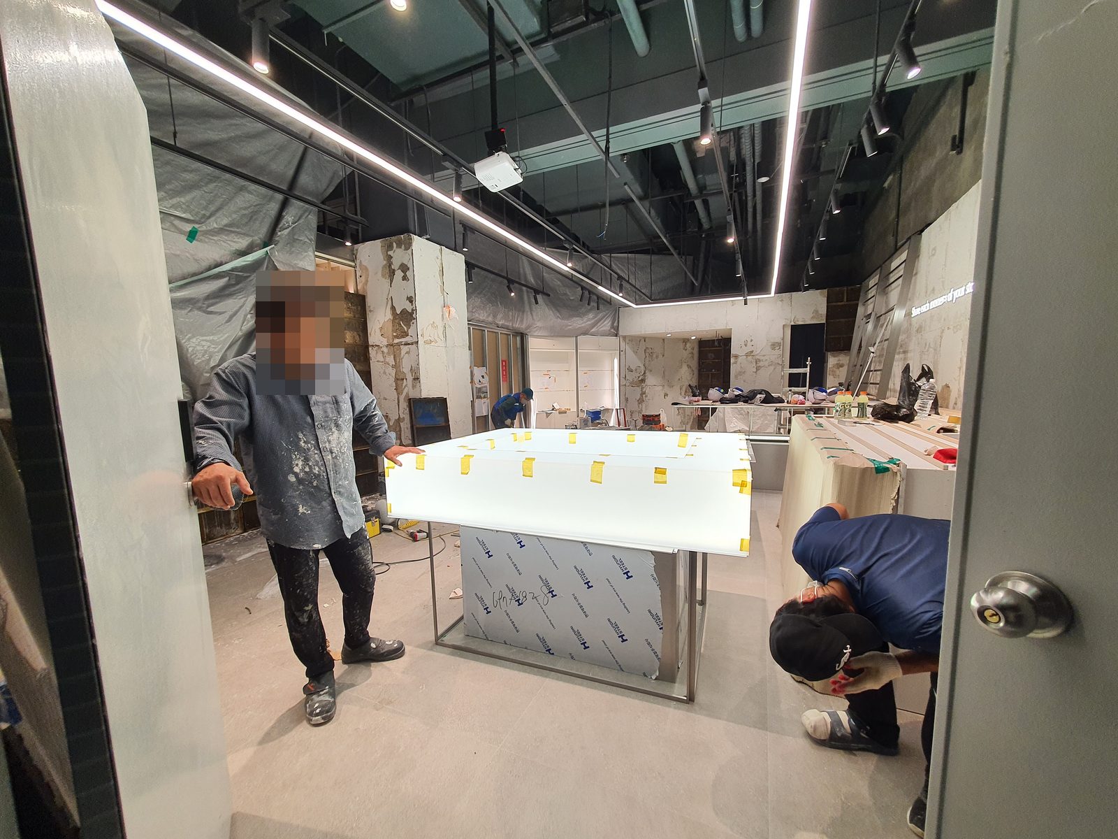 후지필름 잠실 롯데월드몰점 면발광 사인 · 매장 인테리어 시공 — 발광 진열대 반입