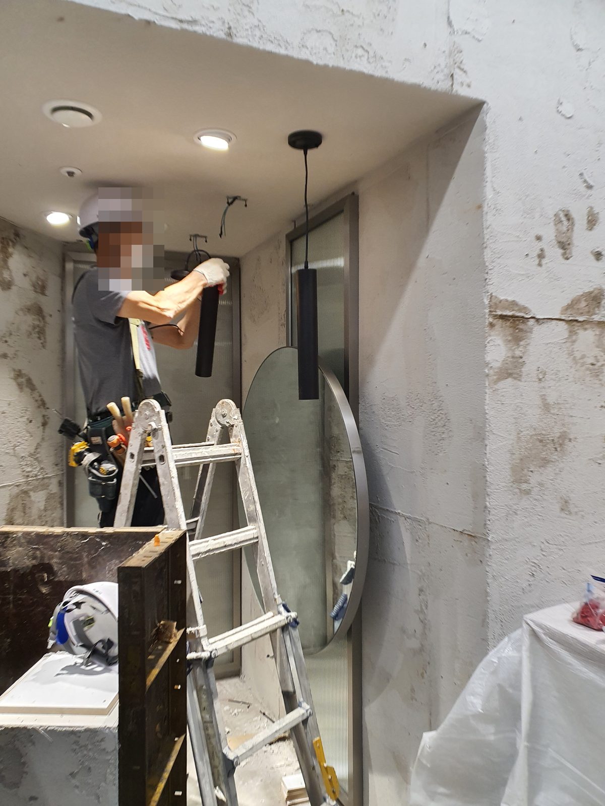 후지필름 잠실 롯데월드몰점 펜던트조명 인테리어 · 매장 인테리어 시공 — 펜던트 조명 설치