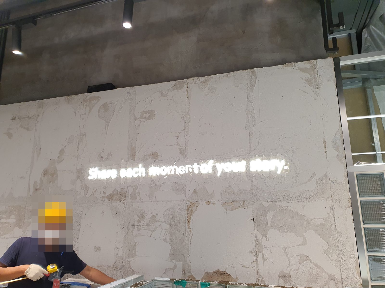 후지필름 잠실 롯데월드몰점 헤어라인 스테인리스 · 롯데월드몰 매장 인테리어 시공 — 하부장 마감