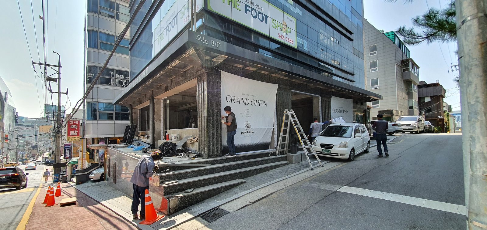 구테로이테 강남구청점 거푸집폼 인테리어 · 강남 카페 인테리어 시공 — 공사 중 코너 외관