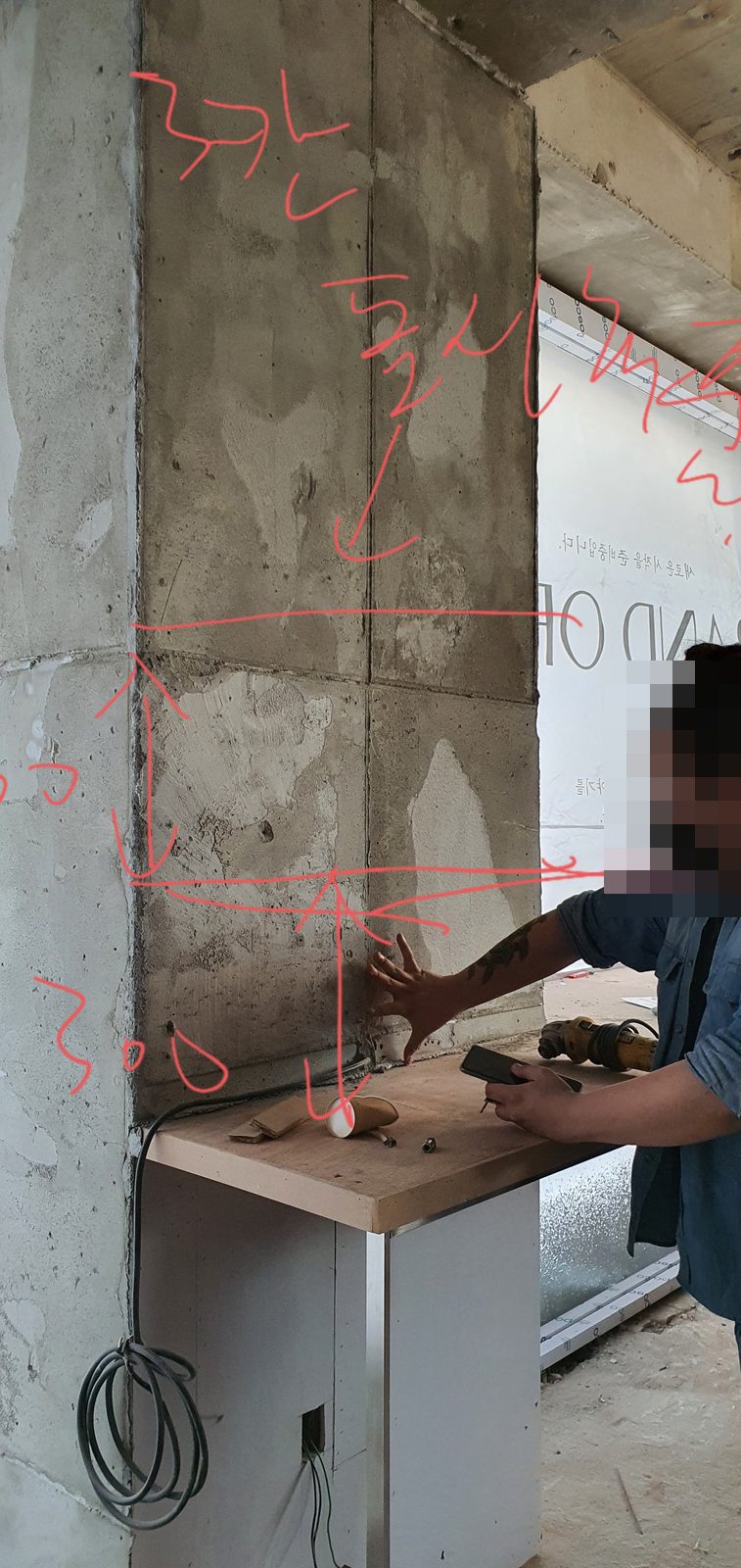 구테로이테 강남구청점 거푸집폼 인테리어 · 카페 인테리어 시공 — 기둥 선반 위치 표시