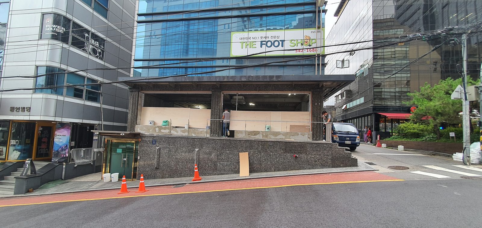 파사드 디자인 — 파사드 디자인 · 강남 카페 인테리어 시공 — 오픈 현수막 파사드 · 구테로이테 강남구청점 카페 인테리어 시공기 — 거푸집폼 인테리어 · 미장 마감