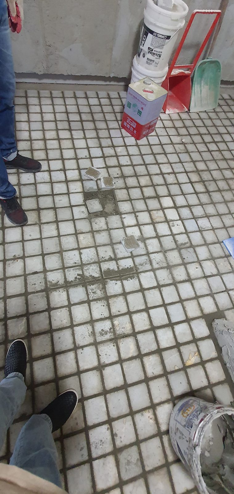 구테로이테 강남구청점 석재 모자이크 타일 · 강남 카페 인테리어 시공 — 정사각 석재 타일 줄눈