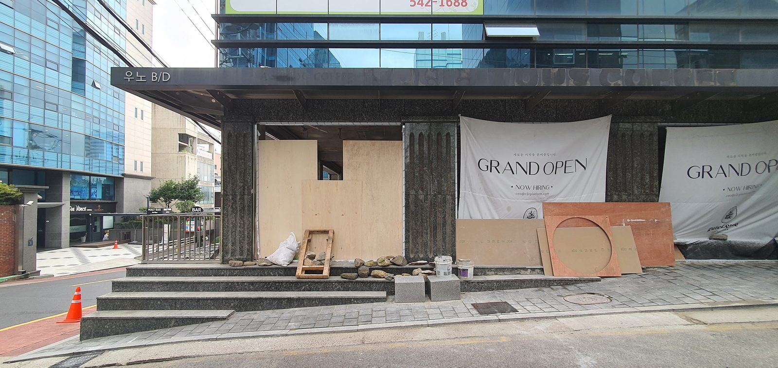 파사드 디자인 — 파사드 디자인 · 강남 카페 인테리어 시공 — 공사 막바지 파사드 · 구테로이테 강남구청점 카페 인테리어 시공기 — 거푸집폼 인테리어 · 미장 마감