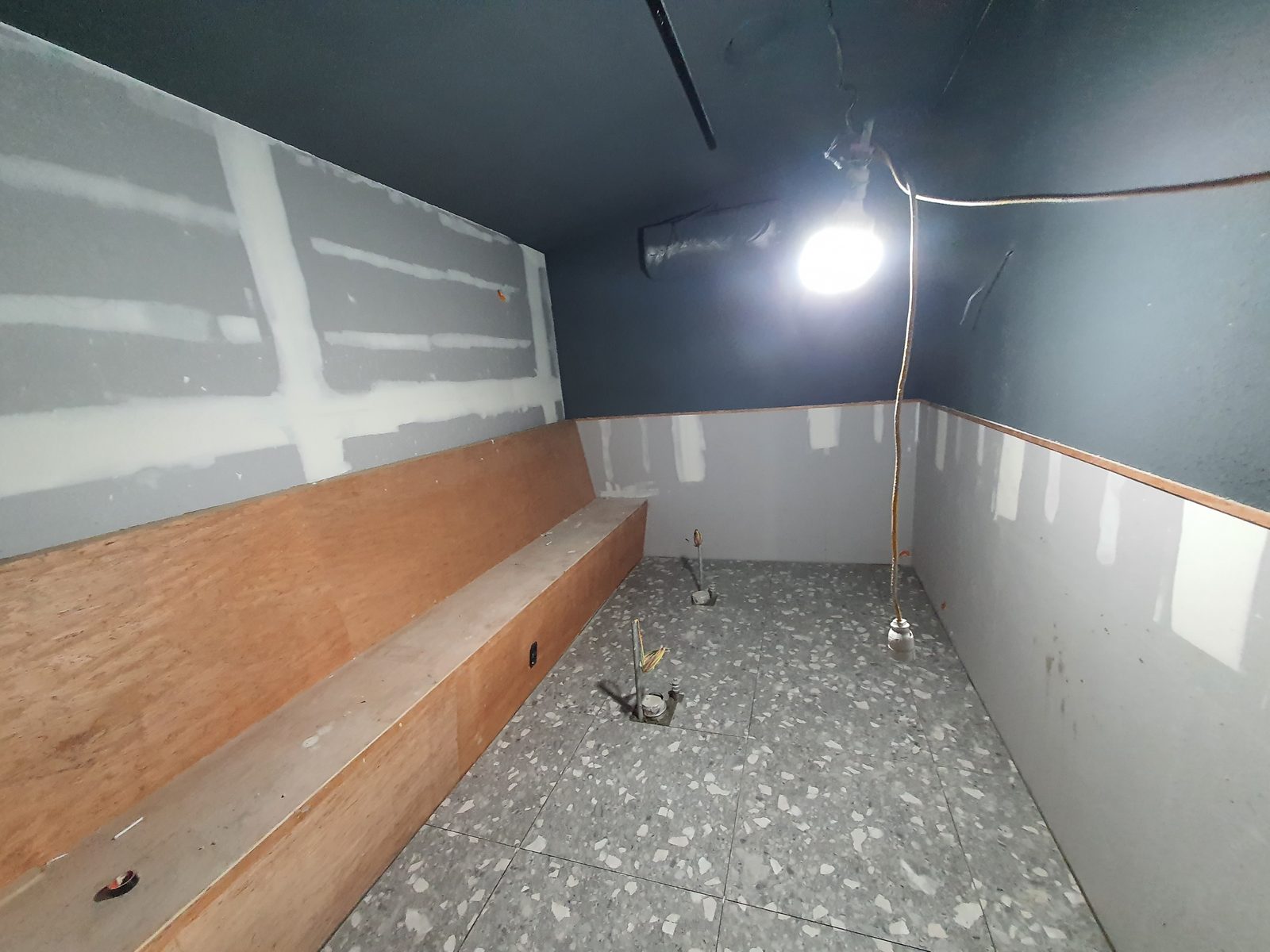 화춘옥 학동점 간접조명 인테리어 · 강남 고기집 인테리어 시공 — 벤치 단과 벽화 벽 바탕