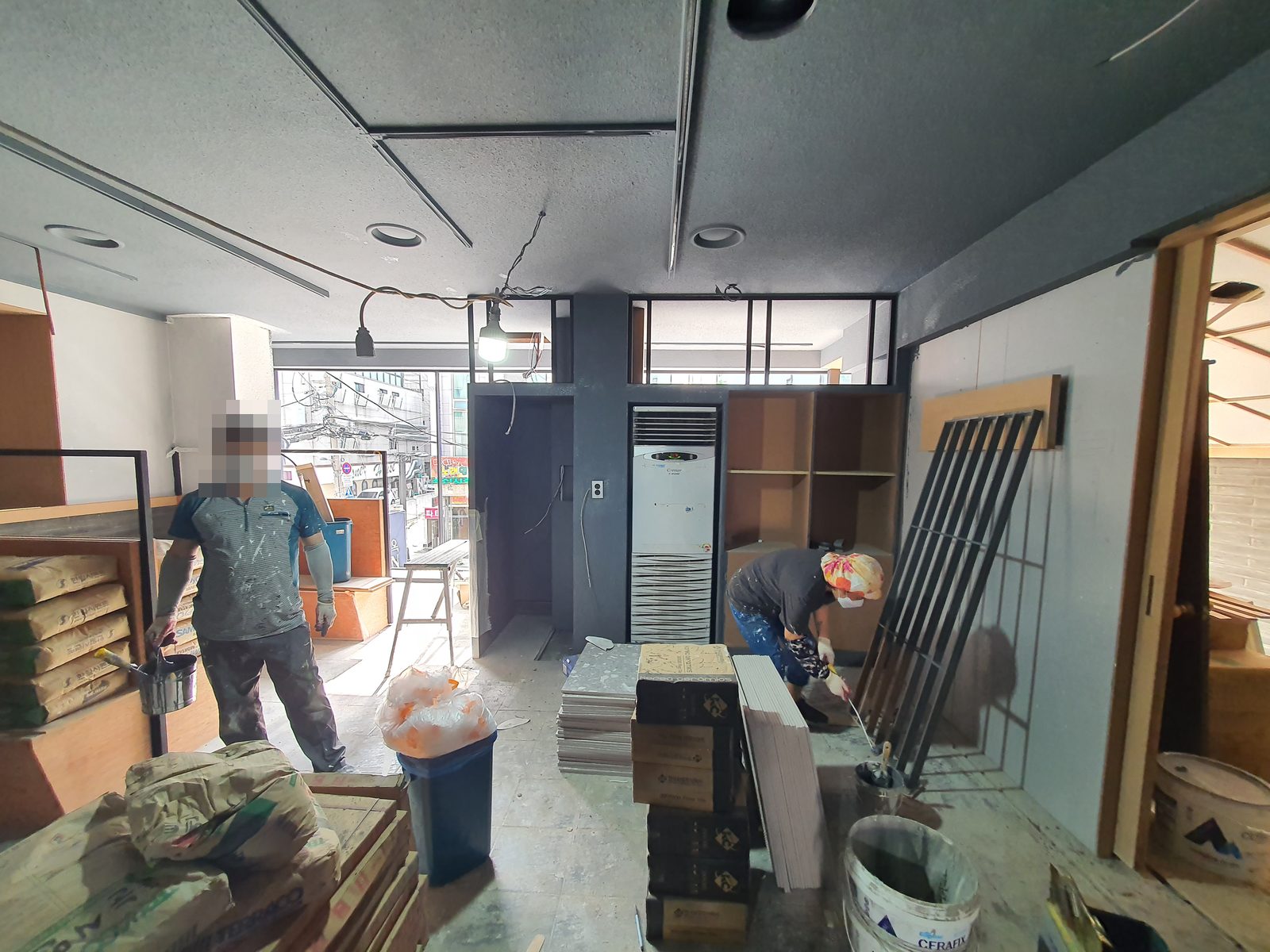 화춘옥 학동점 철골 각관 프레임 · 강남 고기집 인테리어 시공 — 창가 철물 문과 선반 틀