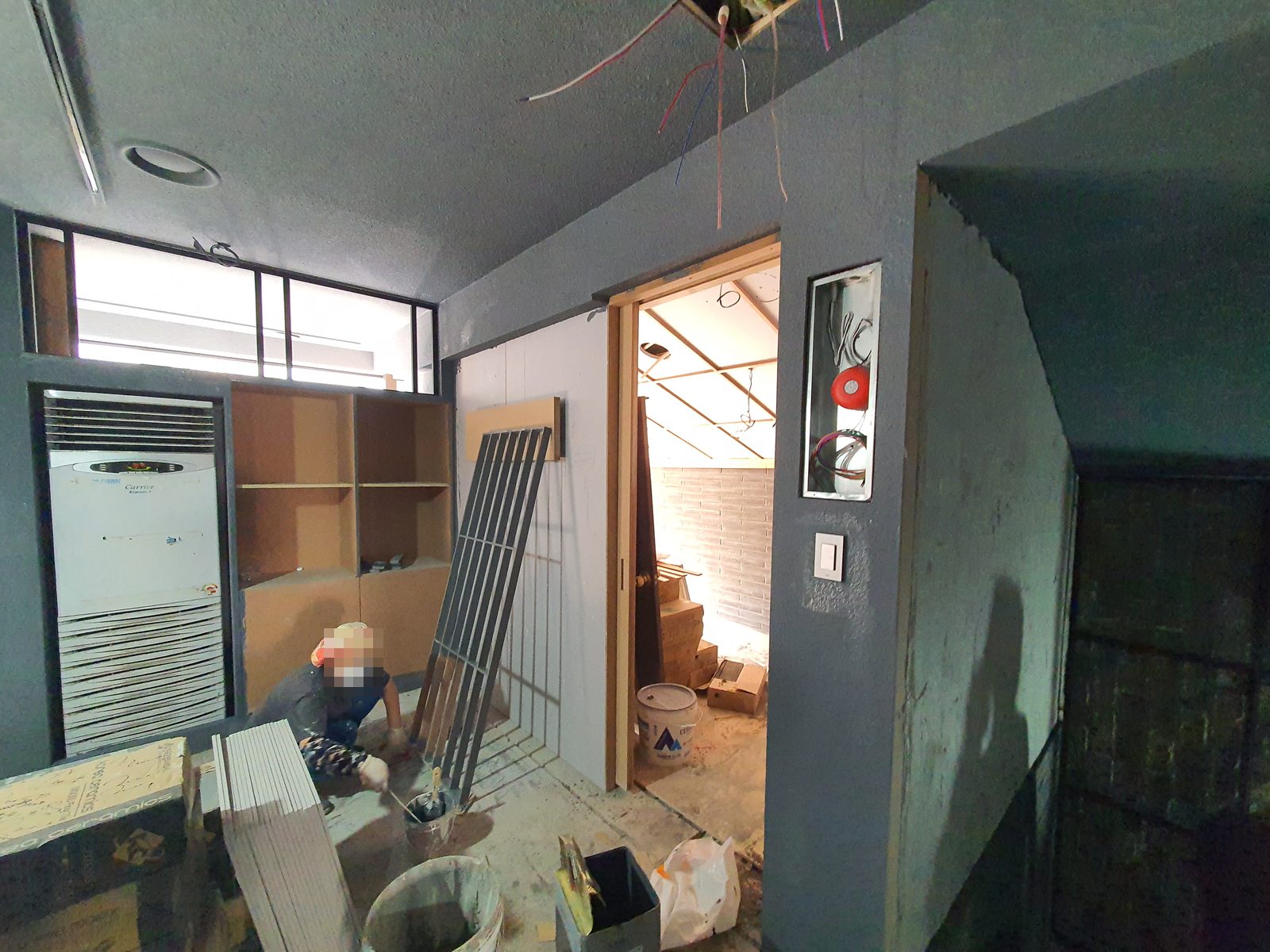 화춘옥 학동점 철골 각관 프레임 · 고급 고기집 인테리어 시공 — 창가 몰탈 작업