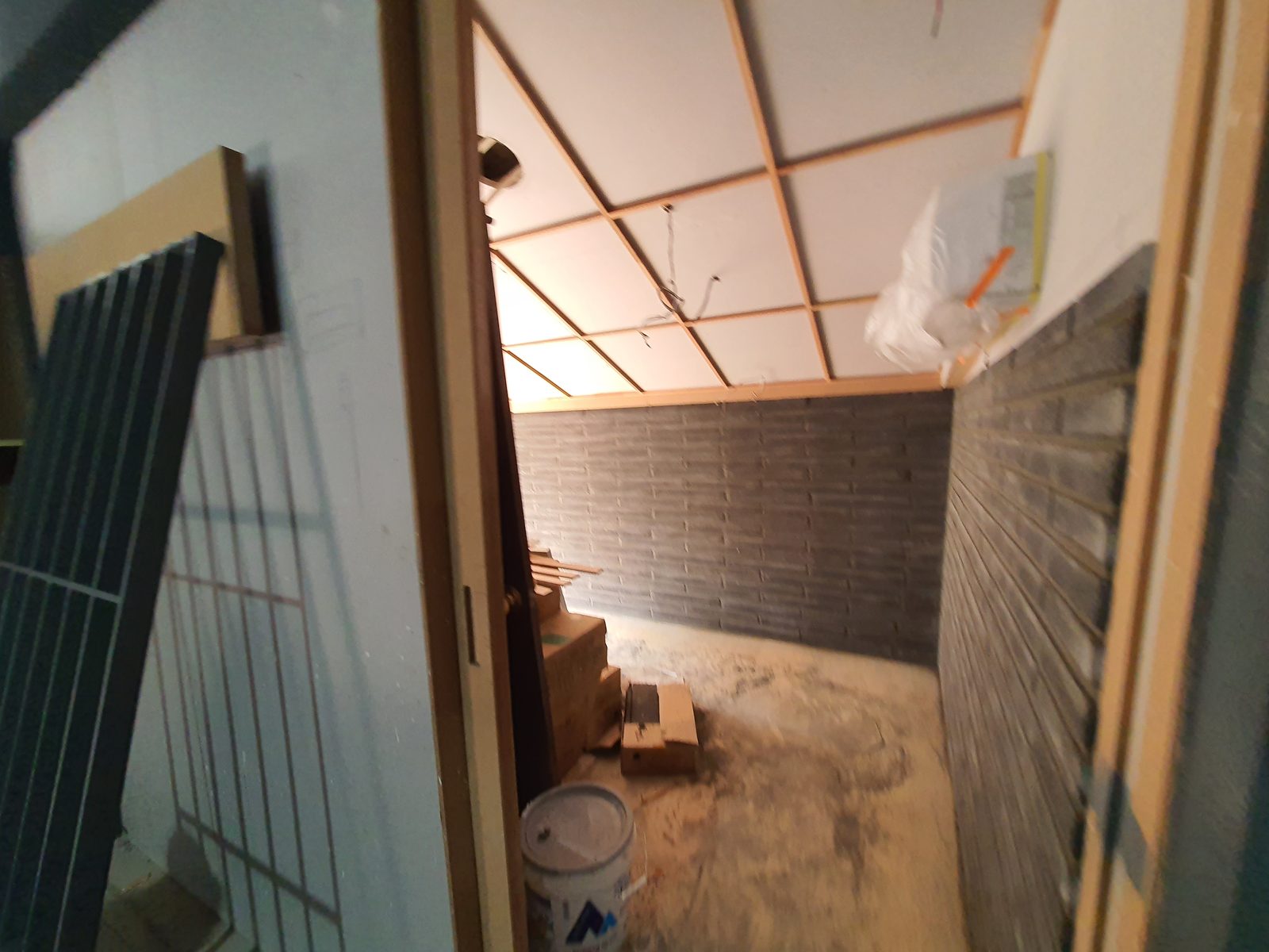 화춘옥 학동점 파벽돌 인테리어 · 갈비집 인테리어 시공 — 계단실 벽돌 타일
