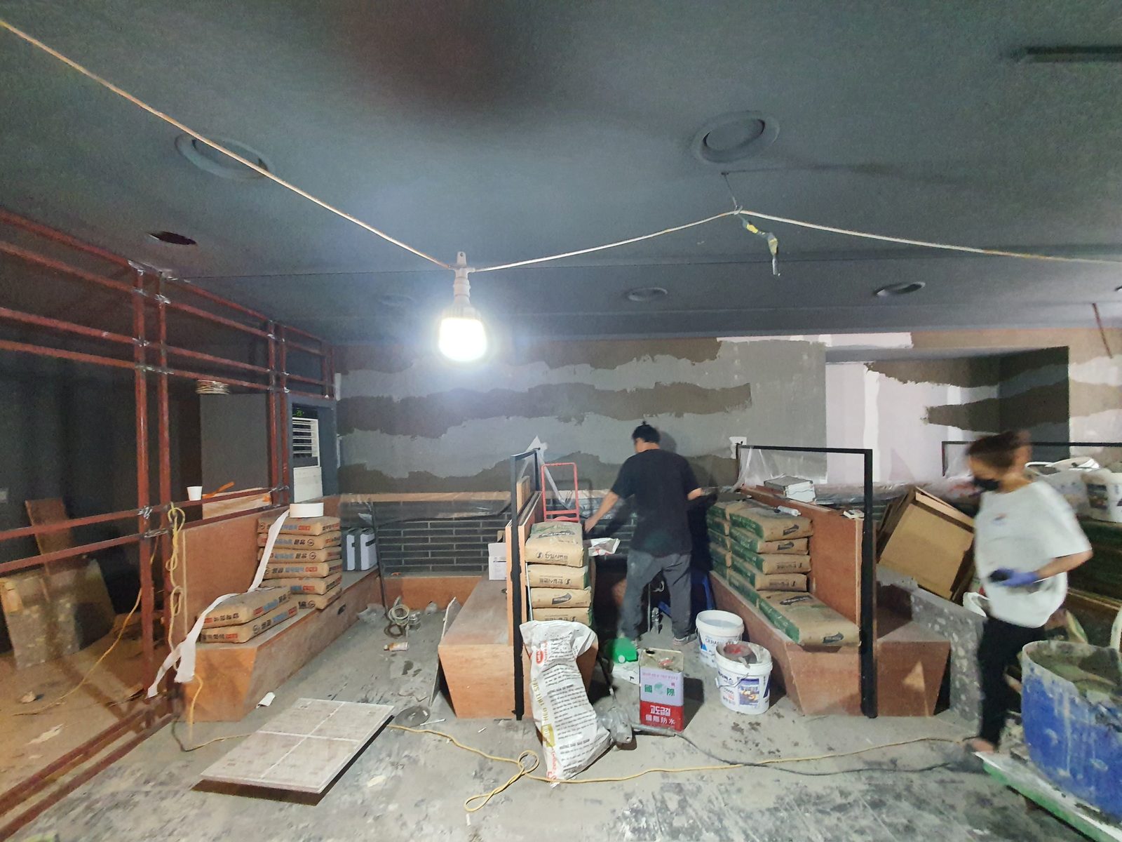 화춘옥 학동점 라인조명 인테리어 · 강남 고기집 인테리어 시공 — 벽화 벽 작업