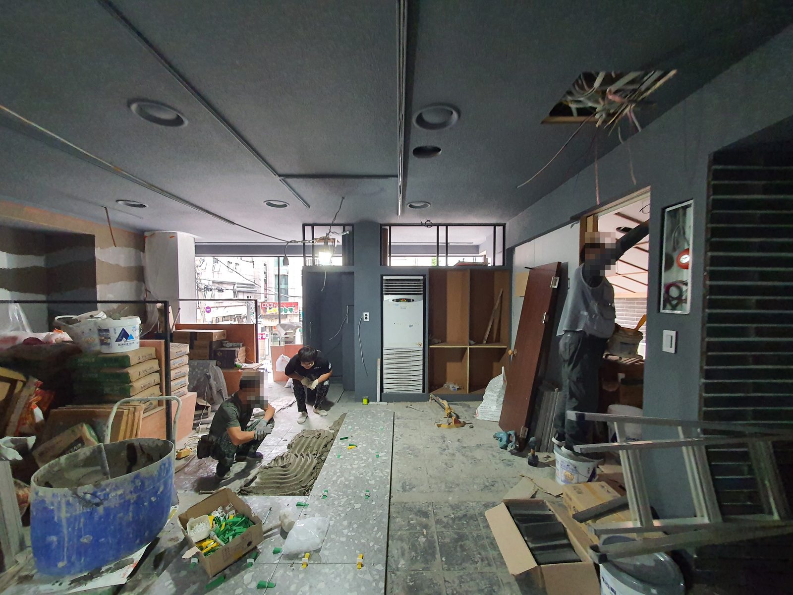 화춘옥 학동점 라인조명 인테리어 · 고급 고기집 인테리어 시공 — 창가 목공