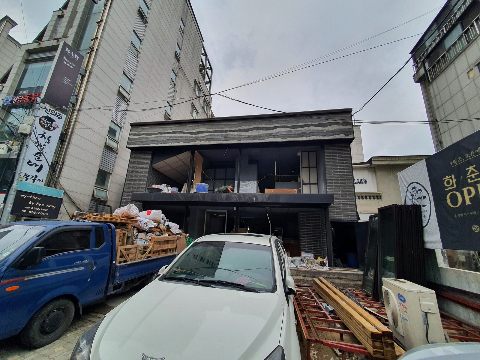 화춘옥 학동점 간접조명 인테리어 · 고급 고기집 인테리어 시공 — 외장 자재 반입
