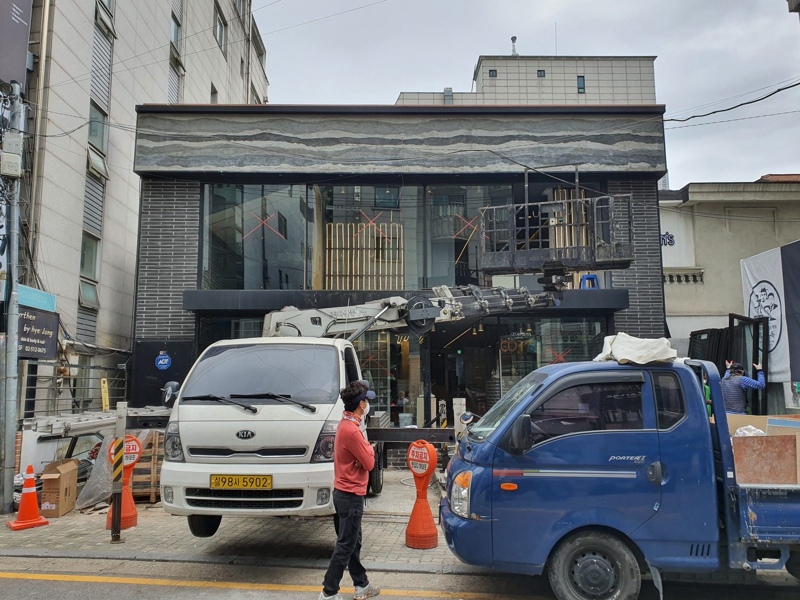 화춘옥 학동점 간판 디자인 · 파사드 디자인 · 갈비집 인테리어 시공 — 간판 설치 전 파사드
