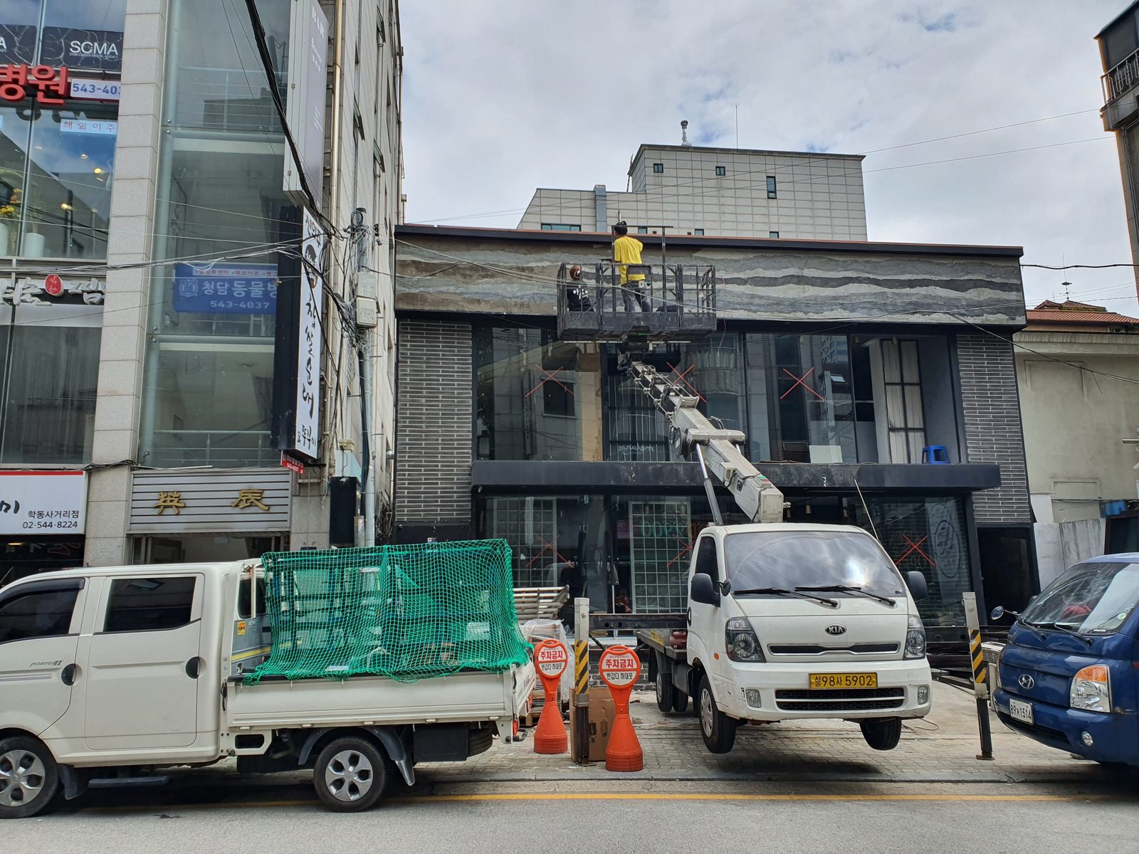화춘옥 학동점 간판 디자인 · 강남 고기집 인테리어 시공 — 고소작업차 간판 설치