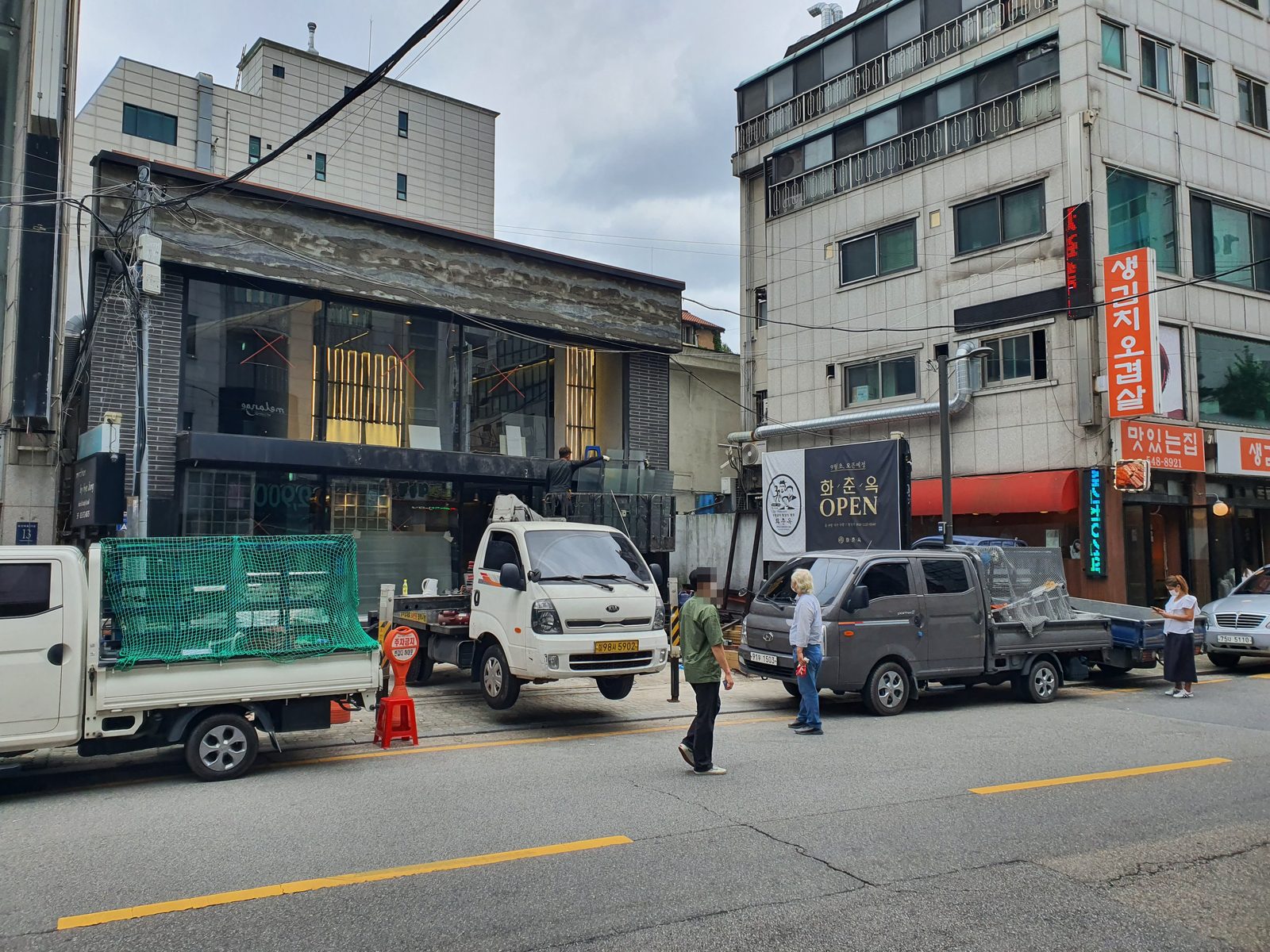 화춘옥 학동점 유리블록 인테리어 · 고급 고기집 인테리어 시공 — 전면 외관