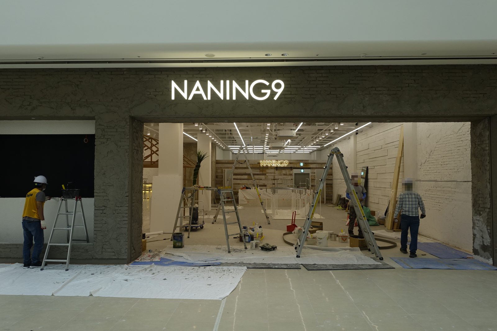 난닝구 안성 스타필드점 파사드 디자인 · 의류매장 인테리어 시공 — NANING9 파사드