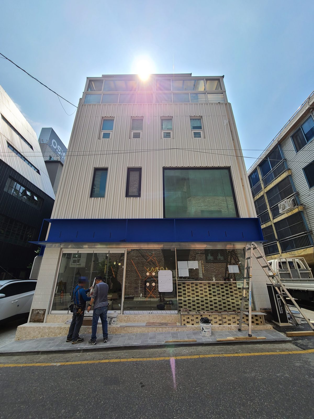 세젤커피 청담 파사드 디자인 · 복층 카페 인테리어 시공 — 파사드 파란 띠