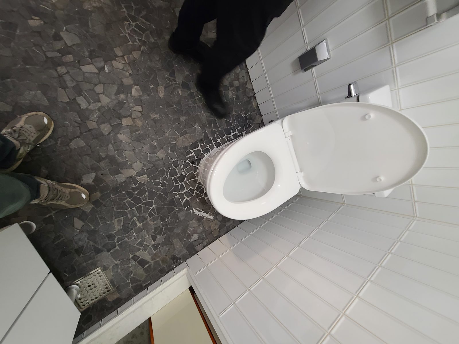 세젤커피 청담 자갈 인테리어 · 복층 카페 인테리어 시공 — 화장실 자갈 패턴 타일