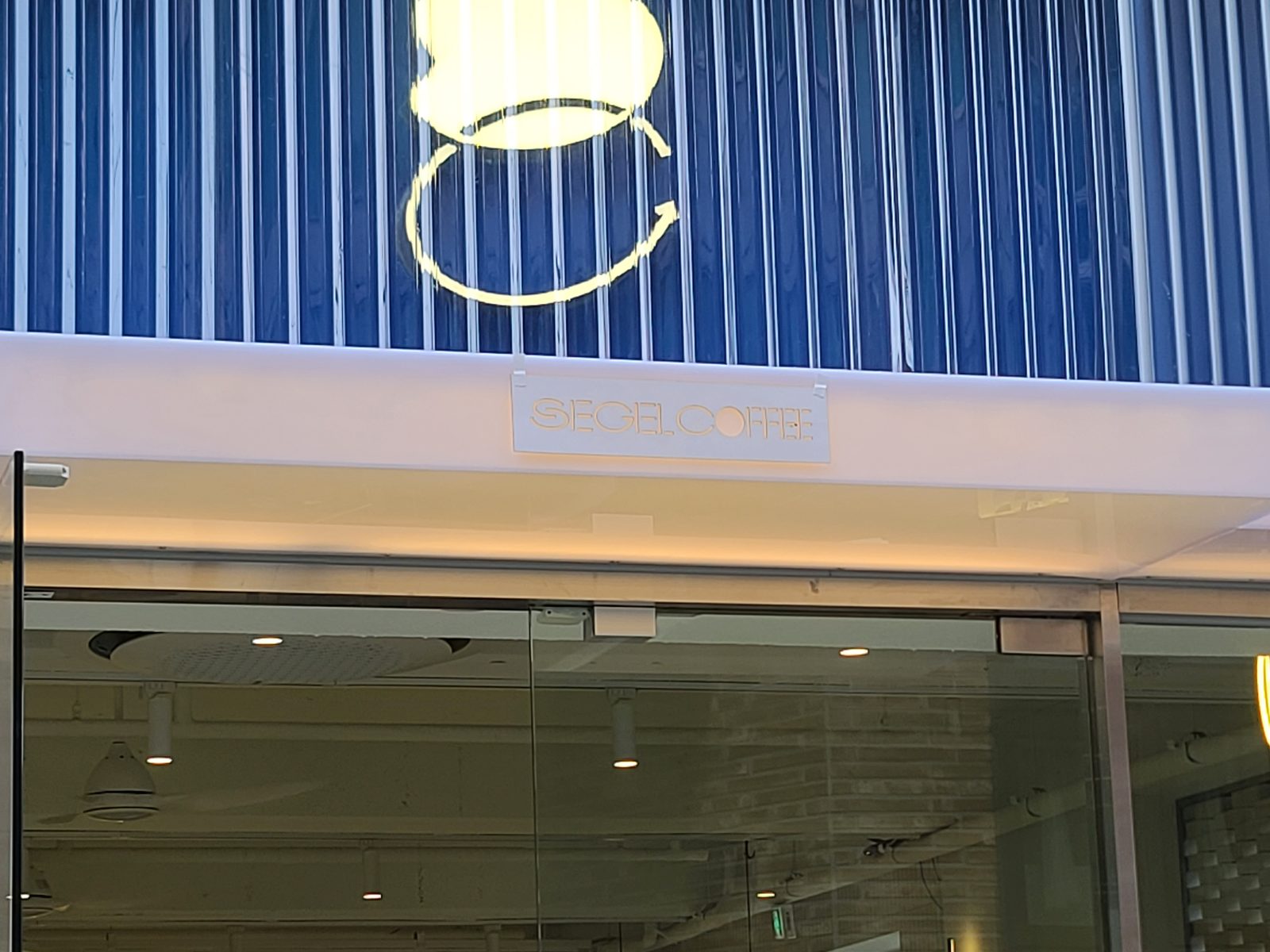 세젤커피 청담 파사드 디자인 · 카페 인테리어 시공 — 파사드 발광 로고