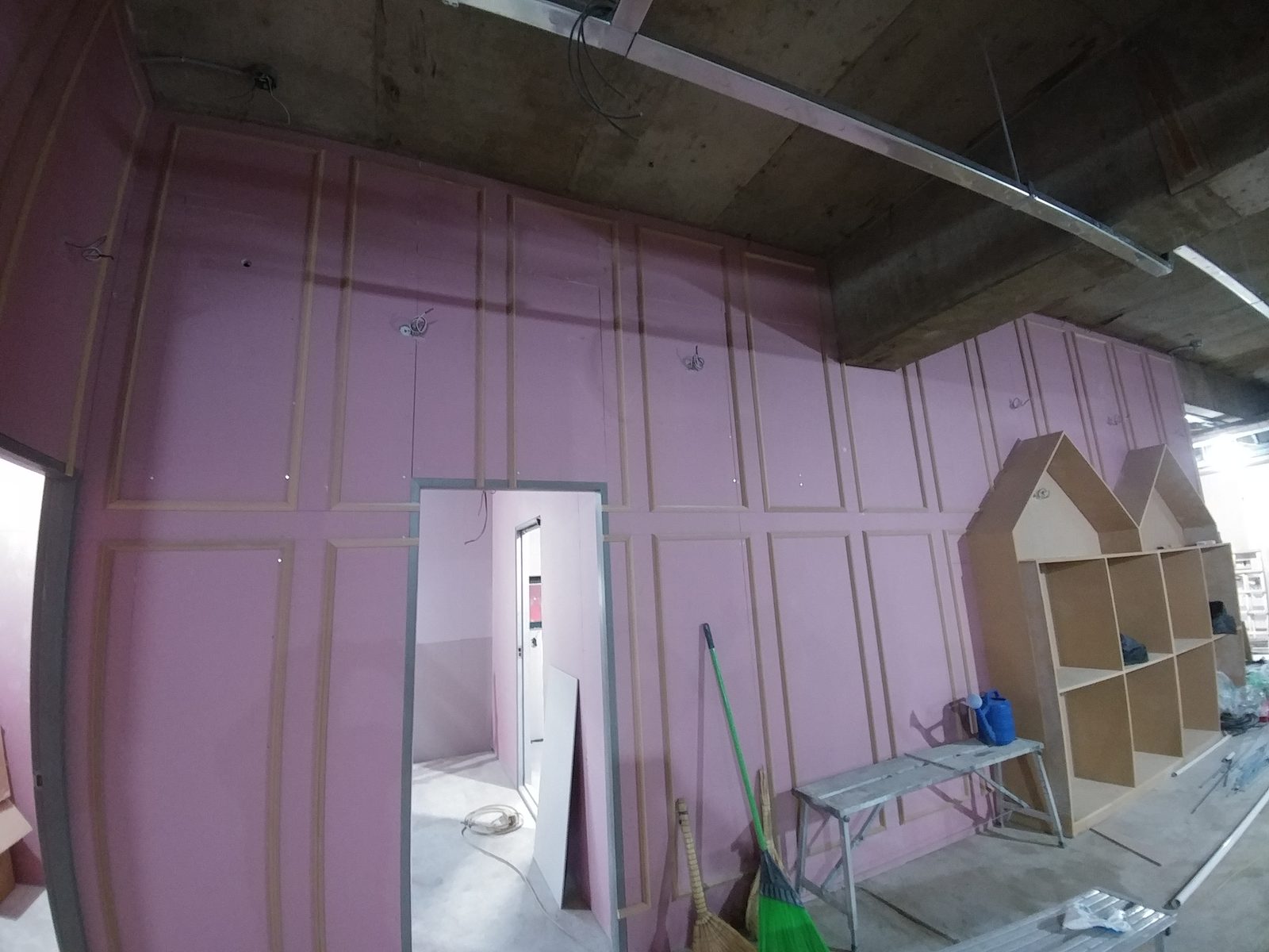 테리베리 대구 달서점 철골 각관 프레임 · 대구 매장 인테리어 시공 — 박공지붕 선반 목공