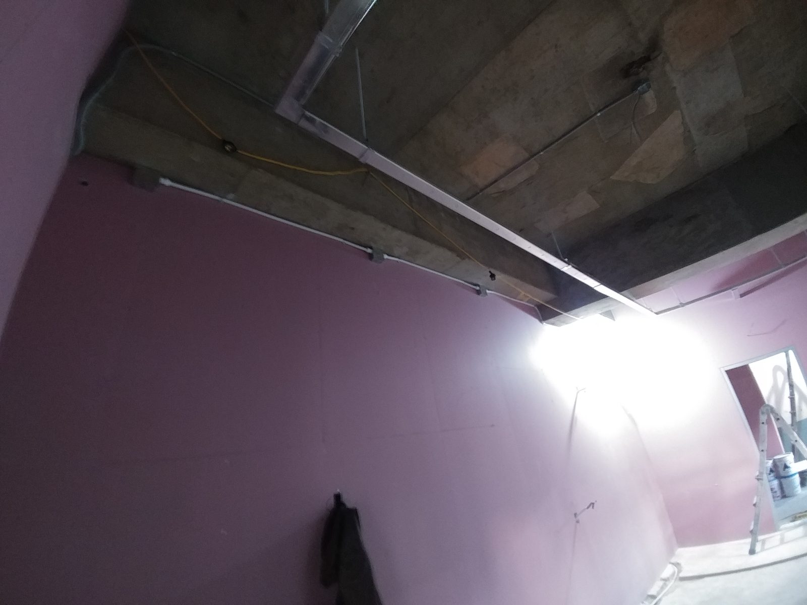 테리베리 대구 달서점 철골 각관 프레임 · 키즈카페 인테리어 시공 — 선반과 구획 벽