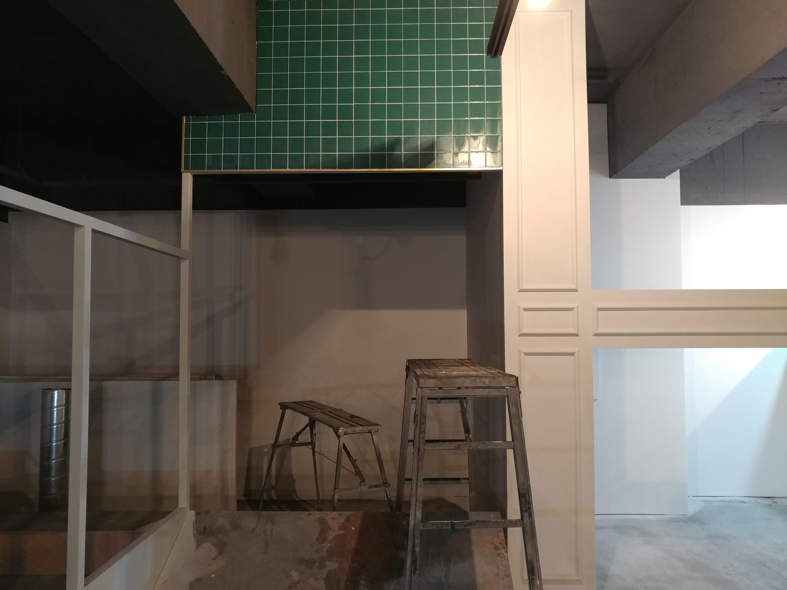 테리베리 대구 달서점 웨인스코팅 인테리어 · 키즈카페 인테리어 시공 — 그린 정사각 타일