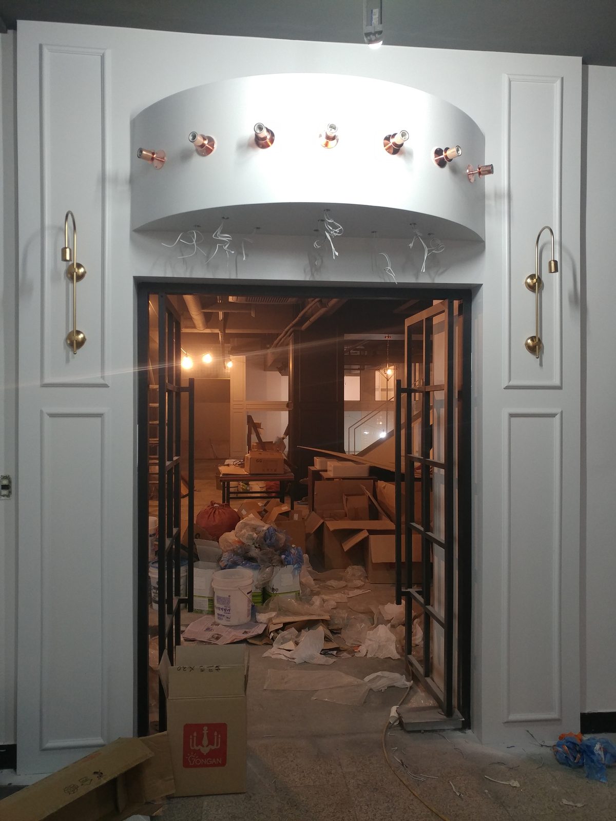 테리베리 대구 달서점 어닝 캐노피 · 대구 매장 인테리어 시공 — 골드 전구 원형 캐노피