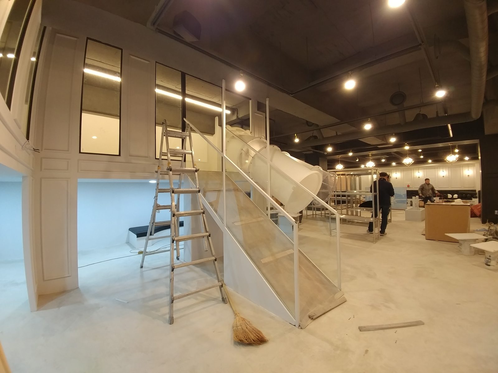 테리베리 대구 달서점 펜던트조명 인테리어 · 매장 인테리어 시공 — 미끄럼틀 계단