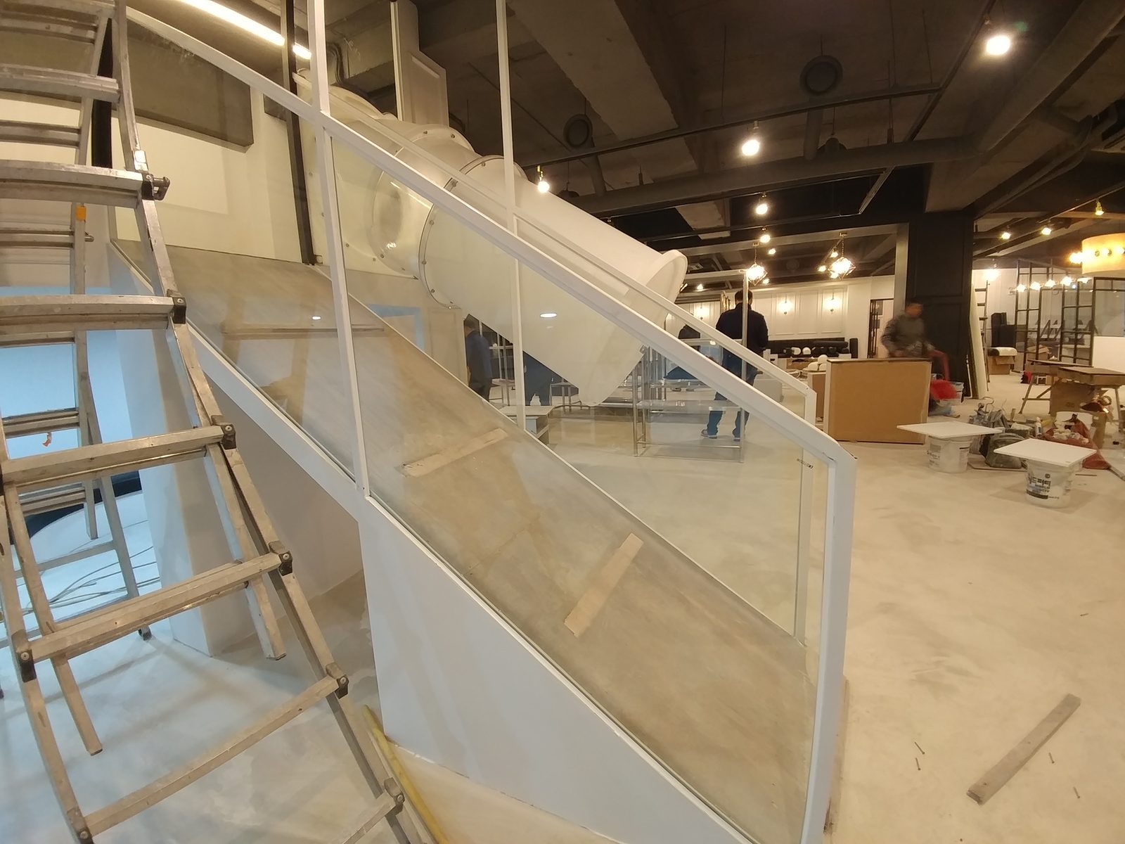 테리베리 대구 달서점 펜던트조명 인테리어 · 대구 매장 인테리어 시공 — 투명 패널 미끄럼틀
