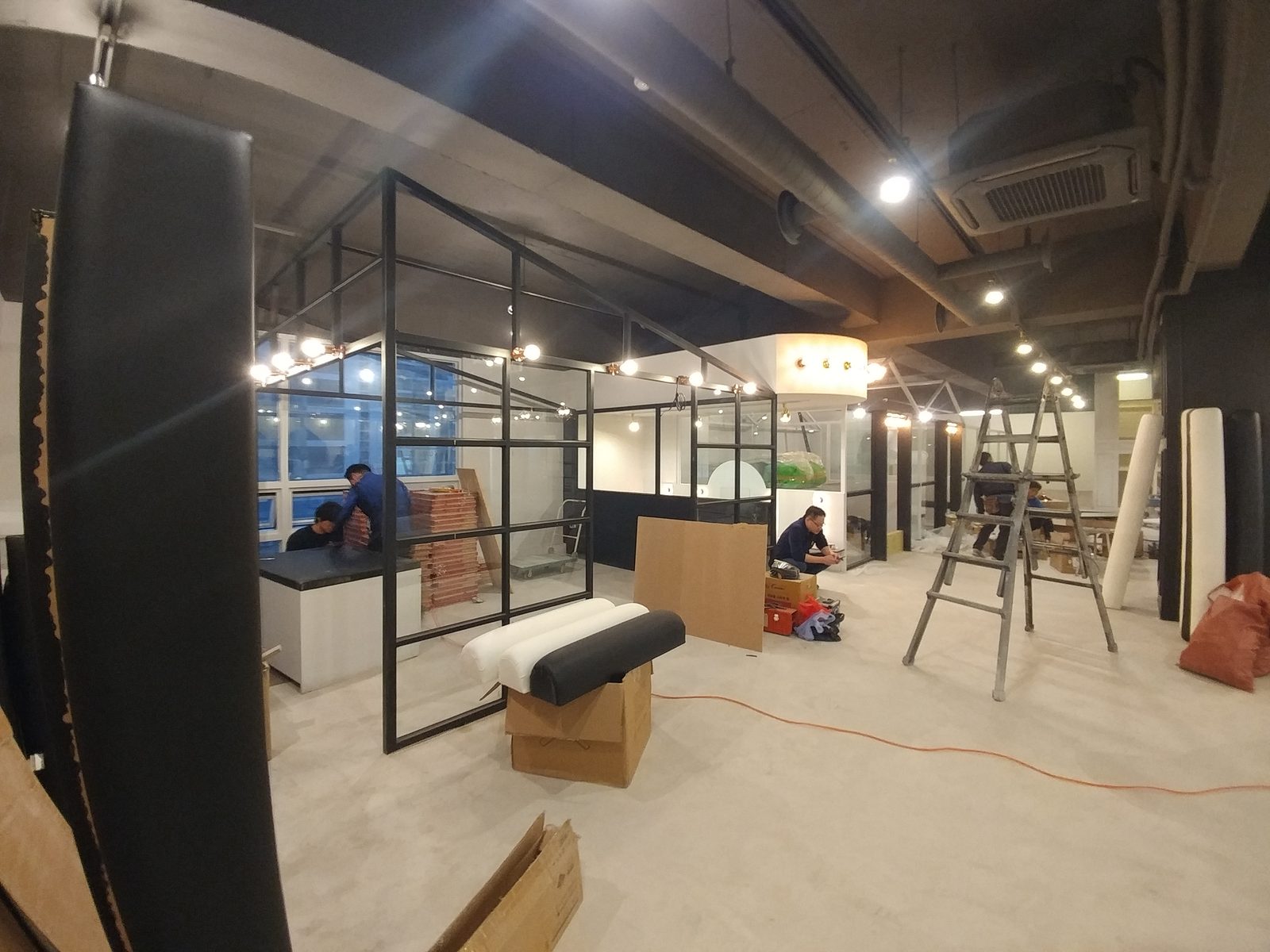 테리베리 대구 달서점 펜던트조명 인테리어 · 대구 매장 인테리어 시공 — 철제 프레임 유리 파티션