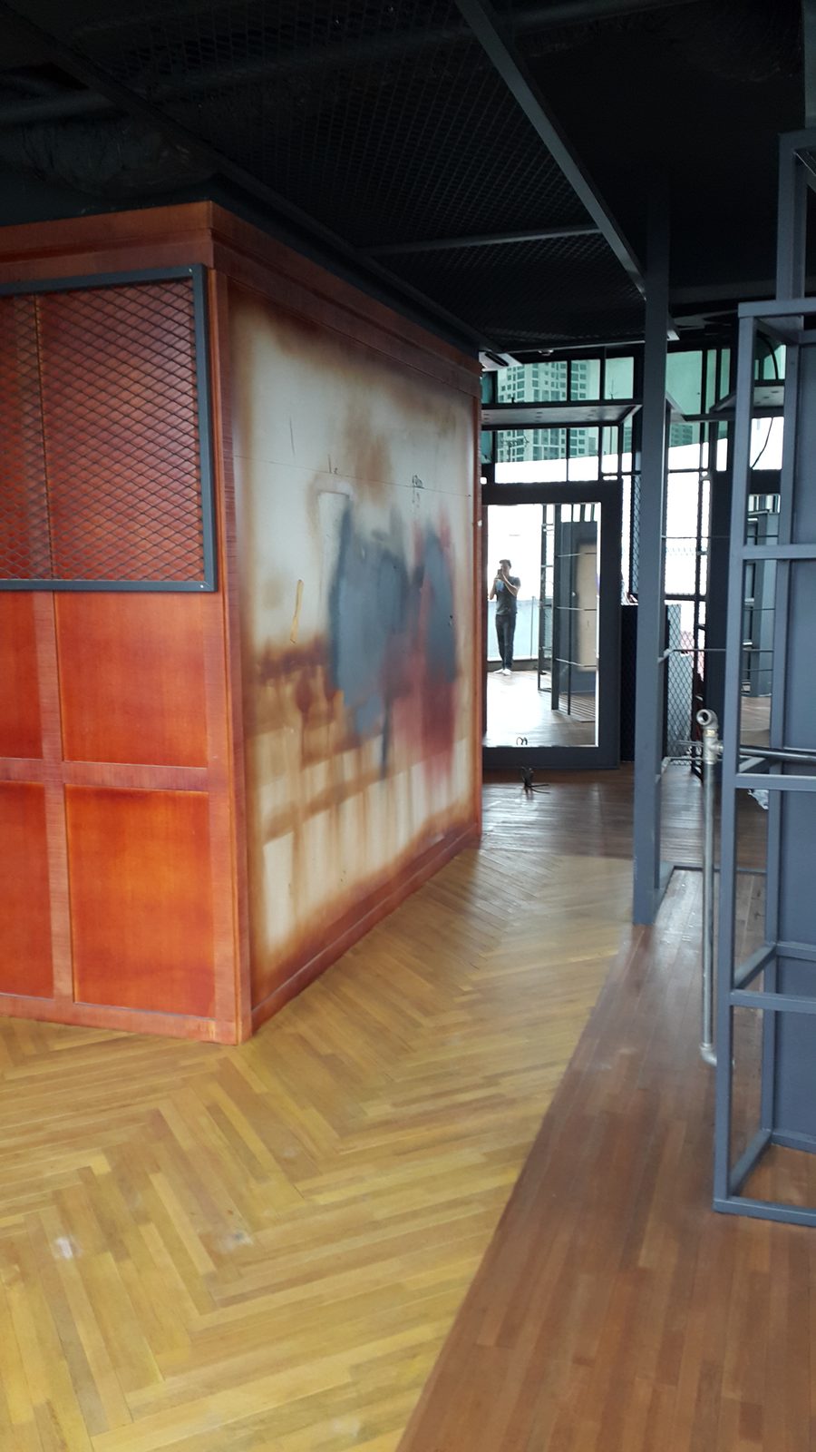 더호프 서래마을 미용실 시공 — 스테인 목재 벽과 프레임