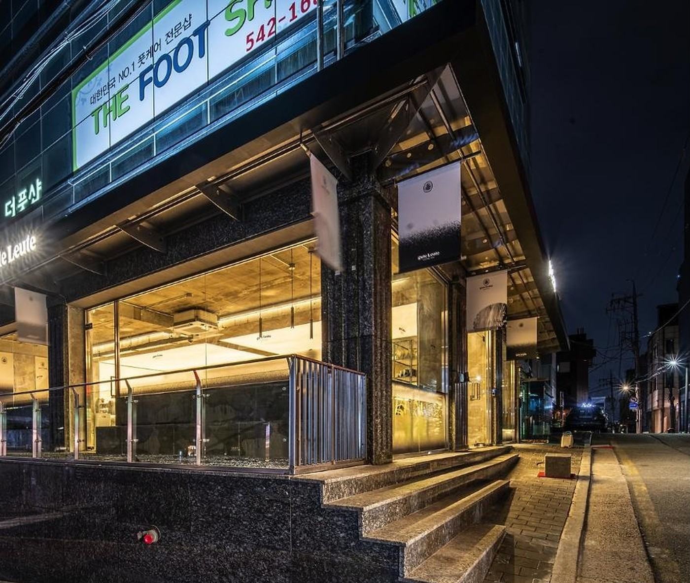 구테로이테 강남구청점 파사드 야경