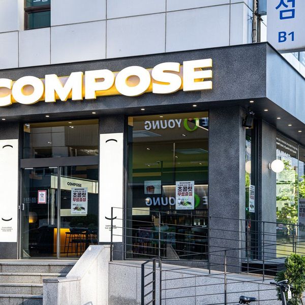 컴포즈커피 수원 인계동 · 카페 BI와 공간 디자인